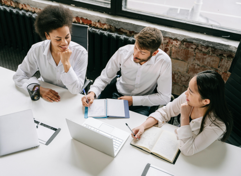 People discussing payroll services in Estonia